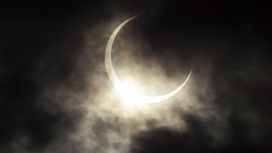 Solförmörkelse på fredag – så skyddar du ögonen!